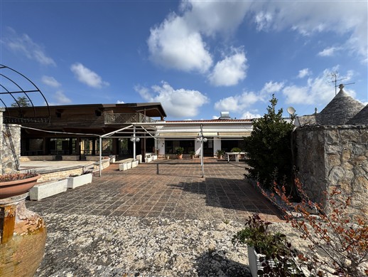 Intera Struttura Ricettiva Con Varie Sale Ristorante, Ampi Spazi Esterni Curati.